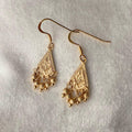 [One-of-a-kind hand-carved] Flower pattern and milgrain | Shallow earrings (drop-shaped)