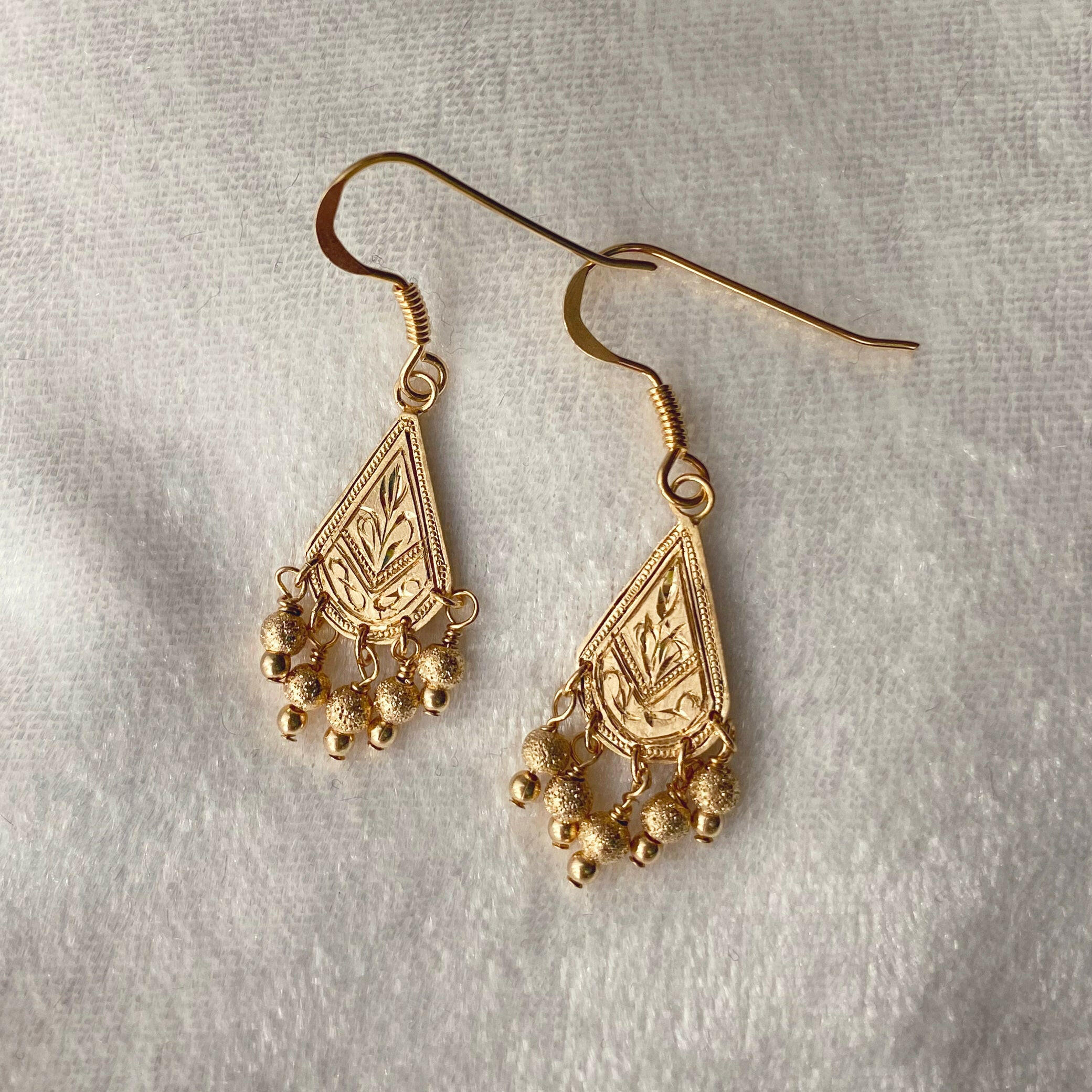 [One-of-a-kind hand-carved] Flower pattern and milgrain | Shallow earrings (drop-shaped)