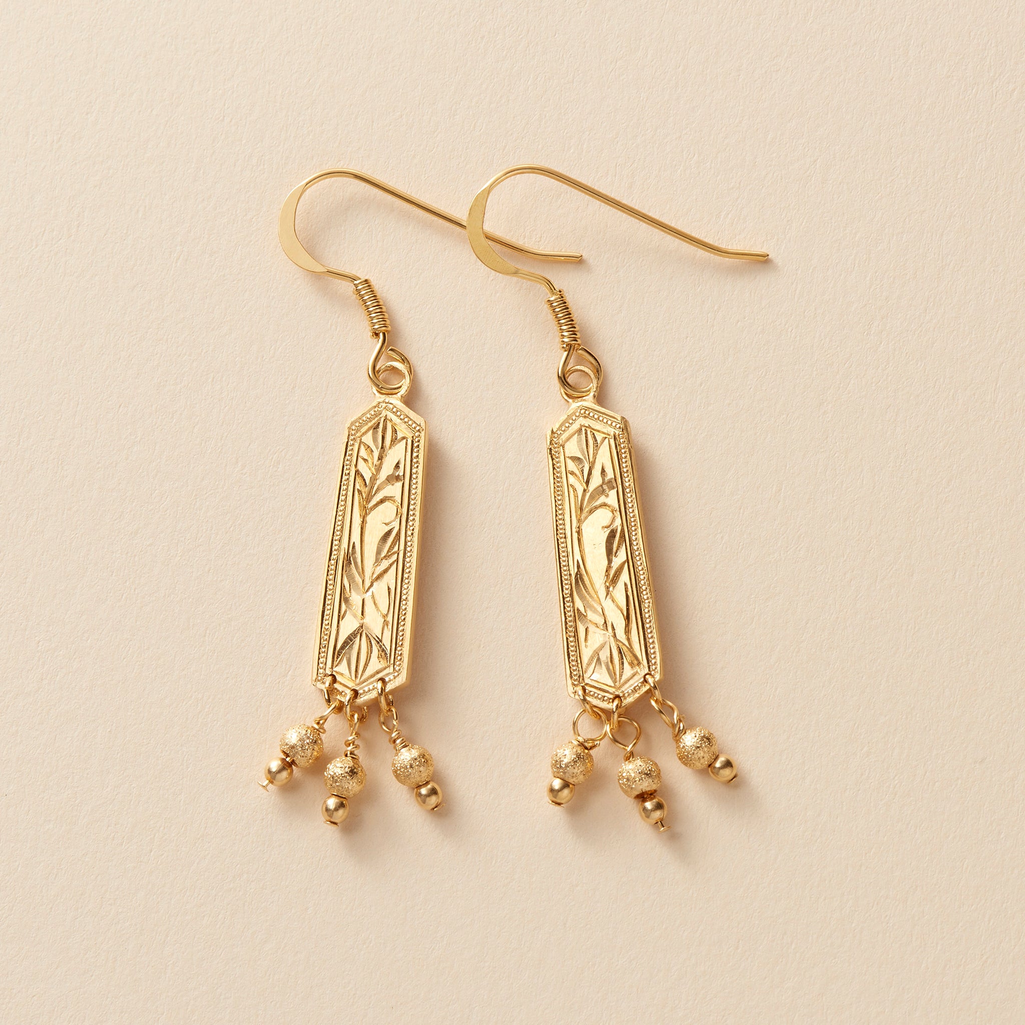 [One-of-a-kind hand-carved chisel] Flower pattern and milgrain | Shallow earrings (shield type)