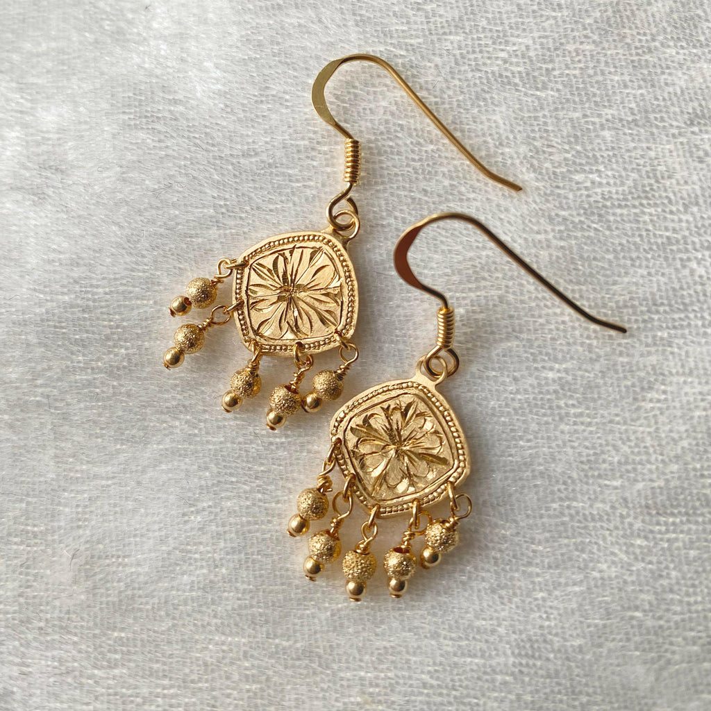 [Hand-carved one-of-a-kind] Flower pattern and milgrain | Shallow earrings <Cushion type>