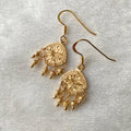[Hand-carved one-of-a-kind] Flower pattern and milgrain | Shallow earrings <Cushion type>
