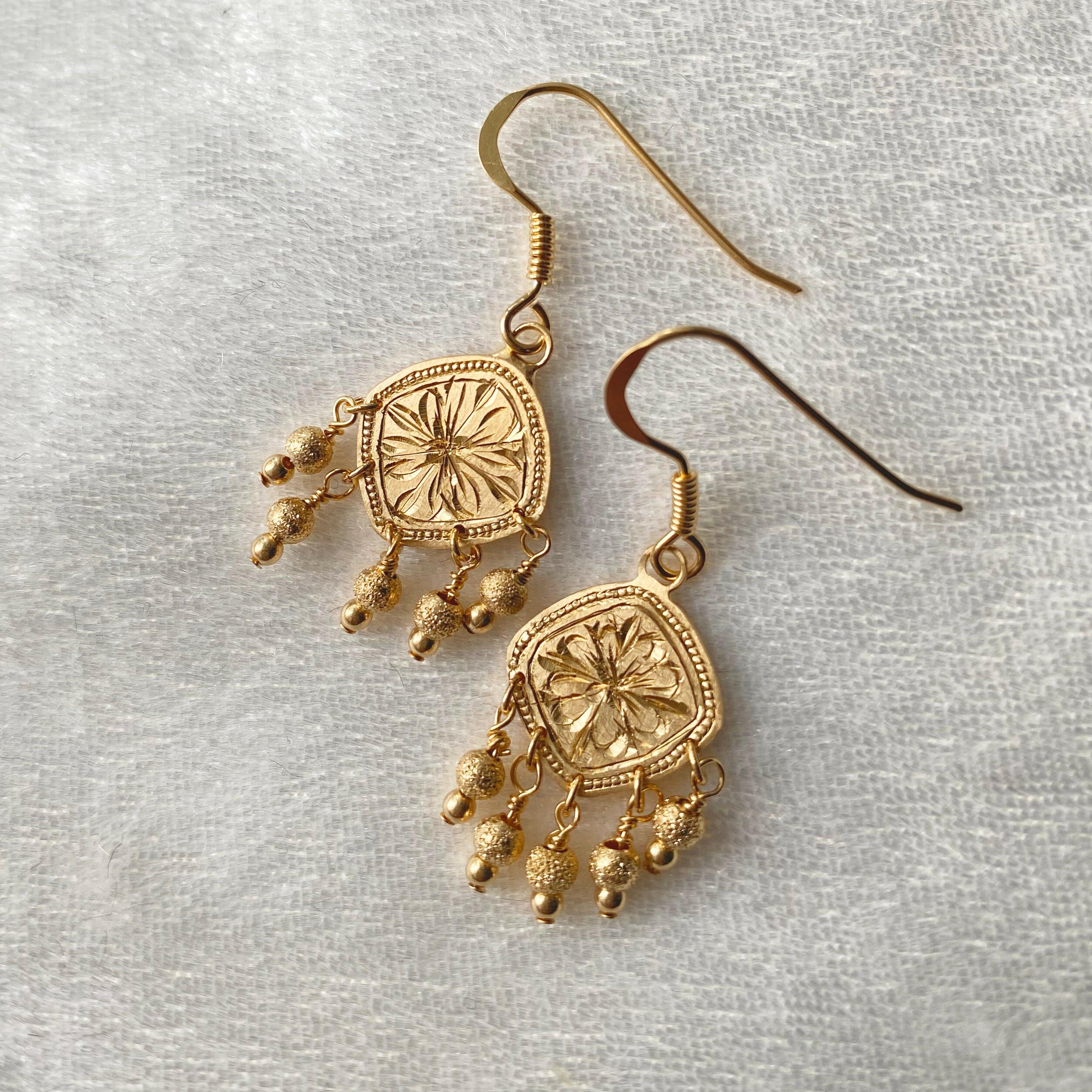 [Hand-carved one-of-a-kind] Flower pattern and milgrain | Shallow earrings <Cushion type>