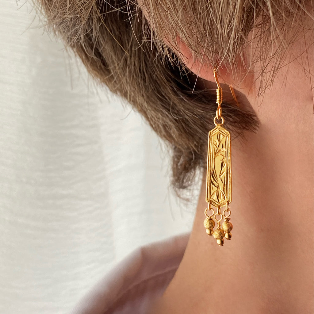 [One-of-a-kind hand-carved chisel] Flower pattern and milgrain | Shallow earrings (shield type)