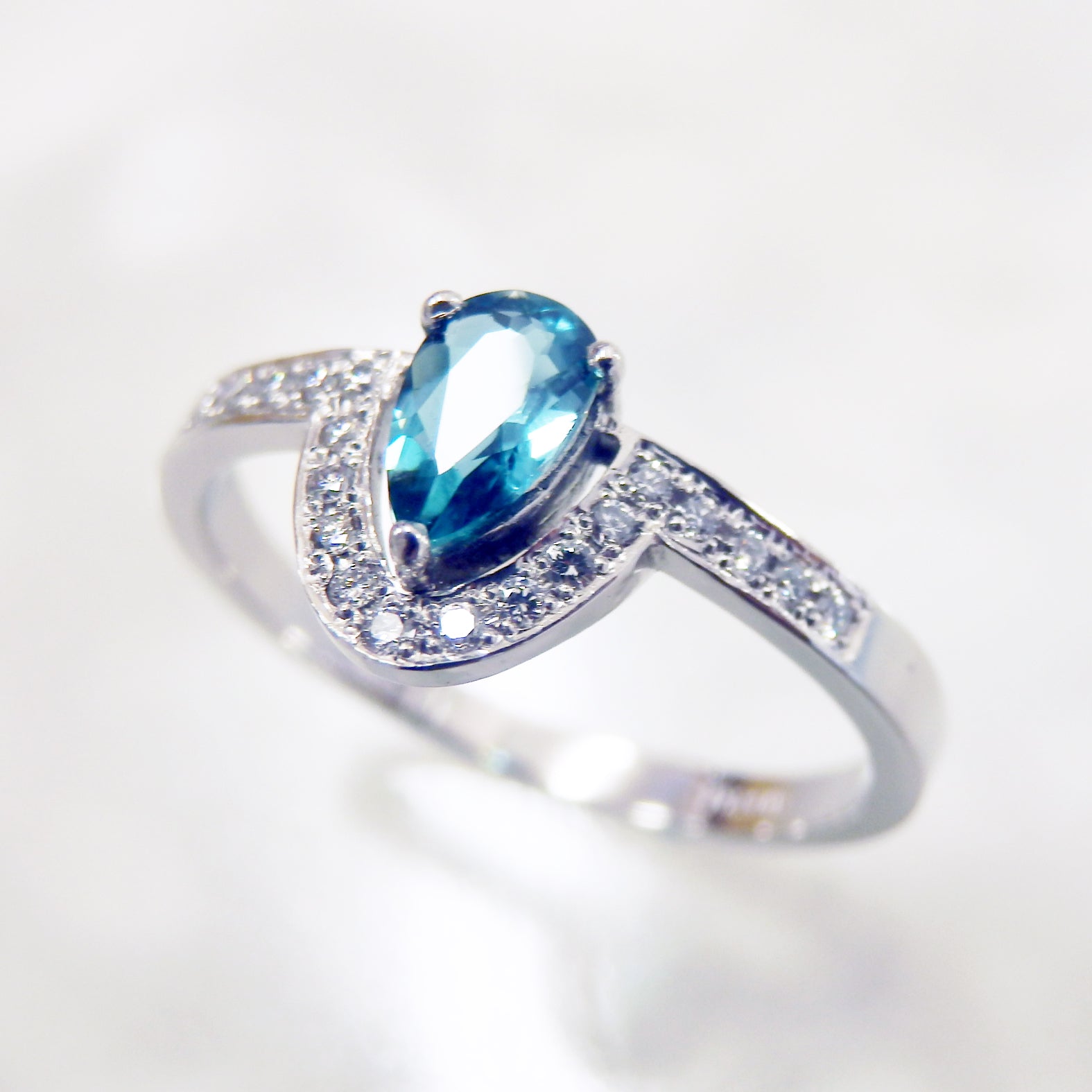 [Full-to-order] Diamond crown design ring that makes use of the shape of Grandidierite