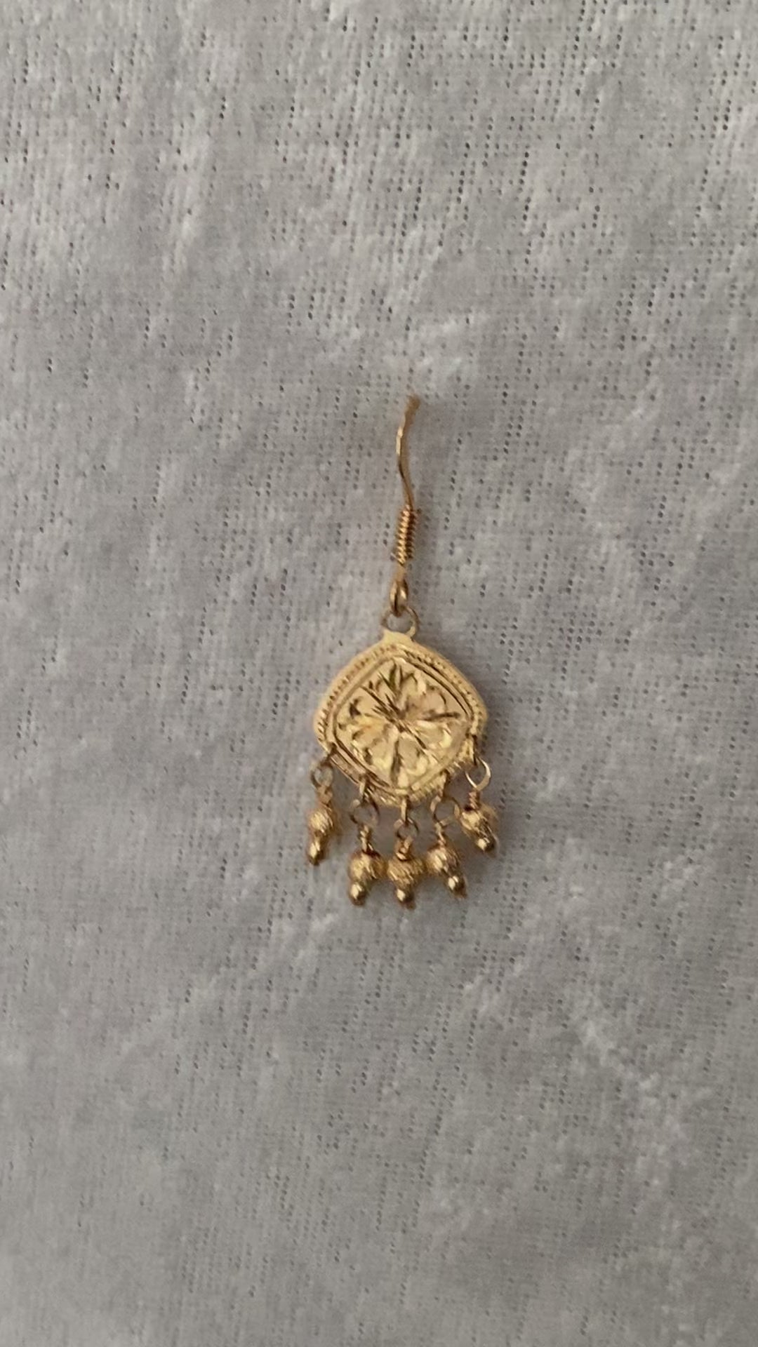 [Hand-carved one-of-a-kind] Flower pattern and milgrain | Shallow earrings <Cushion type>