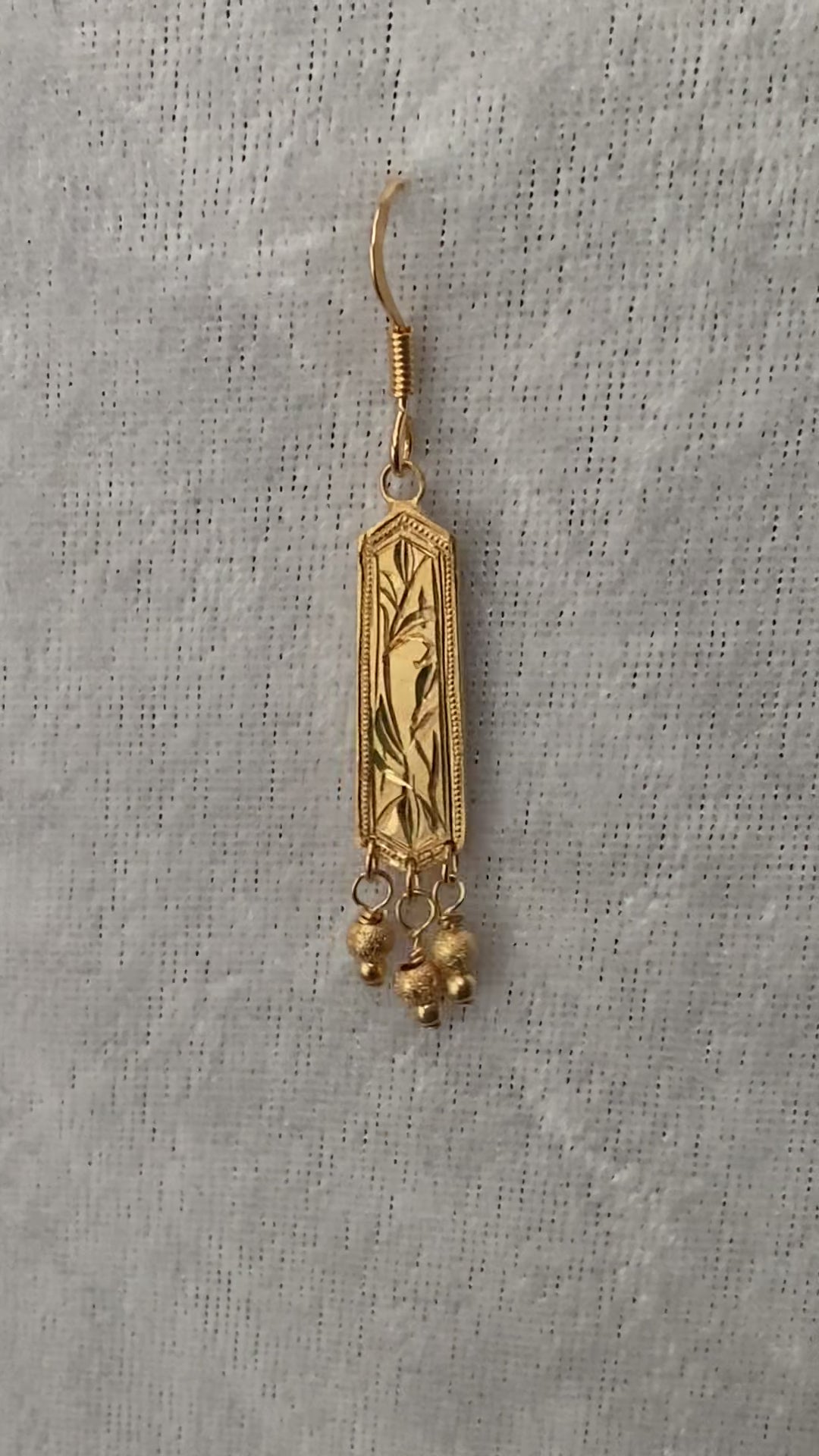 [One-of-a-kind hand-carved chisel] Flower pattern and milgrain | Shallow earrings (shield type)