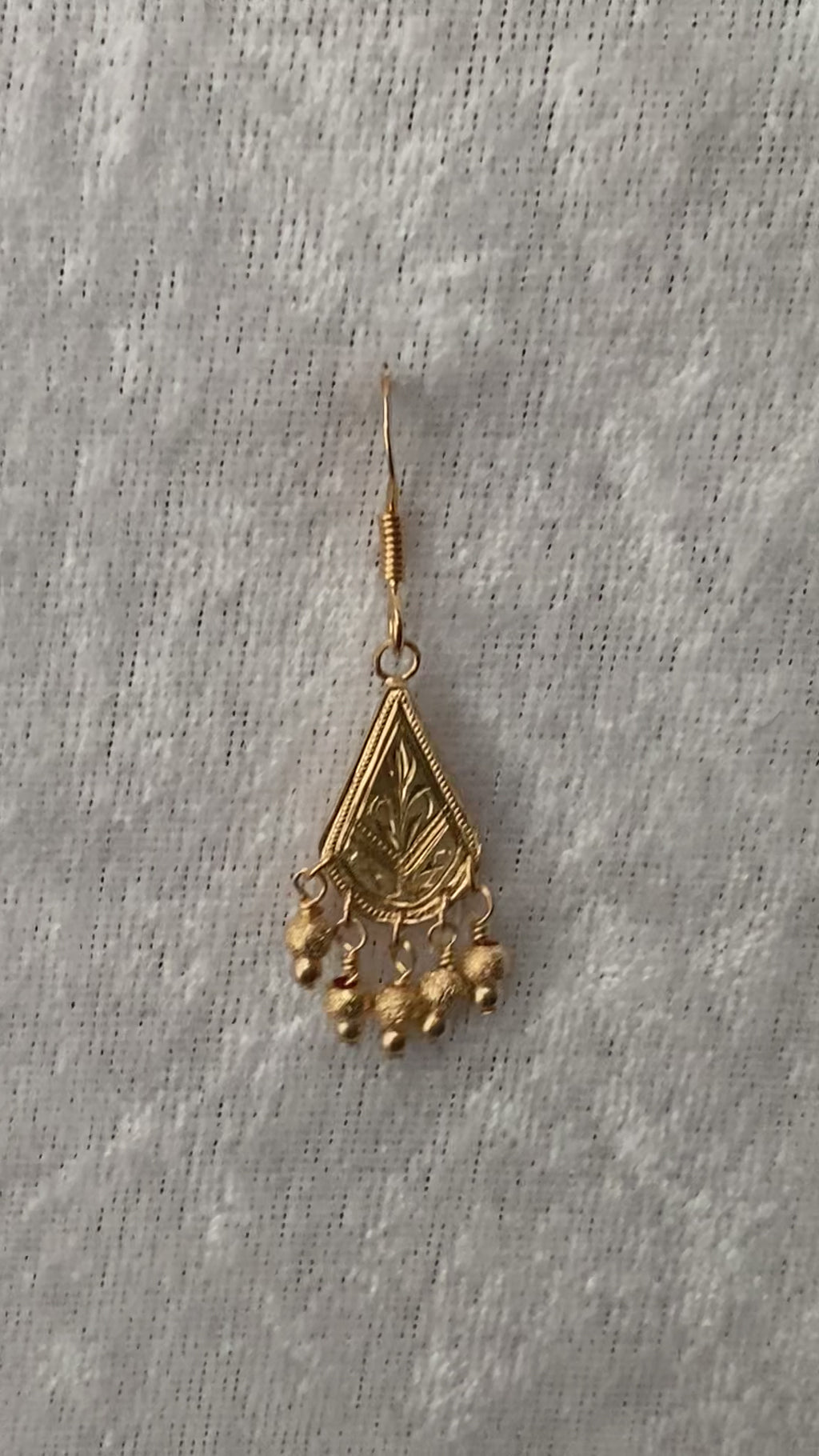 [One-of-a-kind hand-carved] Flower pattern and milgrain | Shallow earrings (drop-shaped)