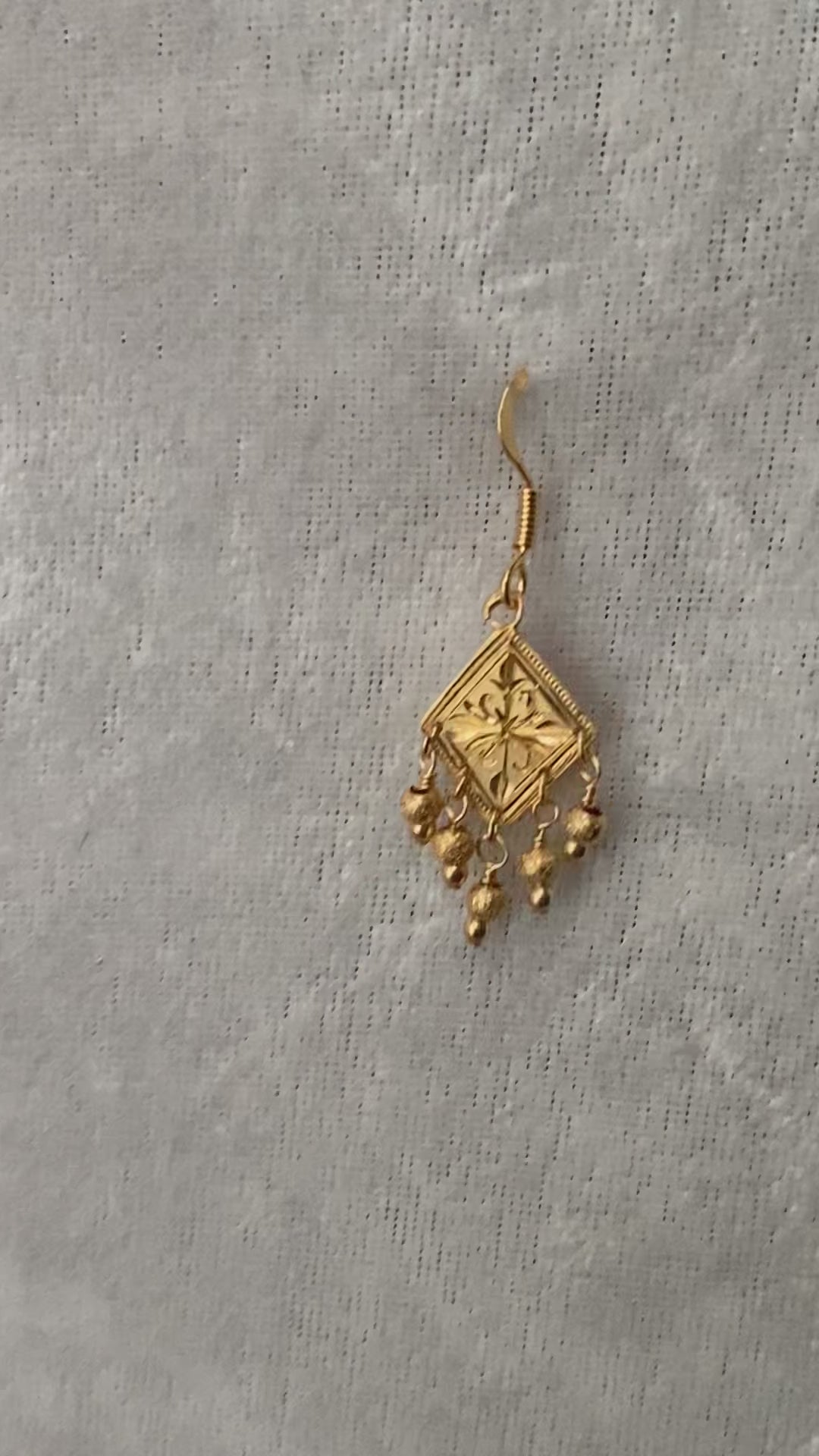 [One-of-a-kind hand-carved chisel] Flower pattern and milgrain | Sharashara earrings (rhombus shape)